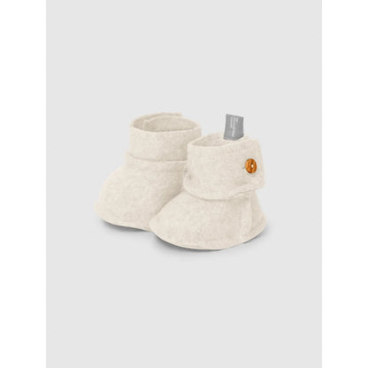 Weiche cremefarbene Babybooties mit braunem Knopf aus Fleece Sand