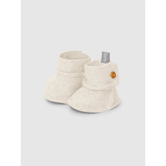 Weiche cremefarbene Babybooties mit braunem Knopf aus Fleece Sand