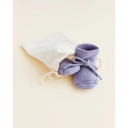 Detailansicht der Schnürung an den lila Booties von Hvid