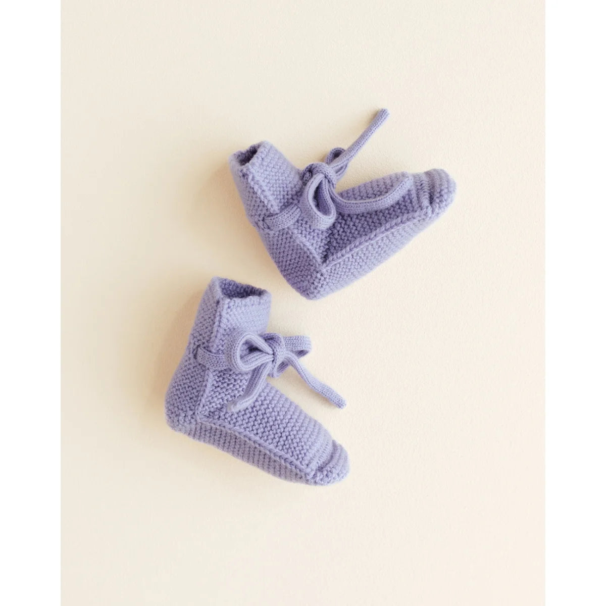Paar lila Merino Babyschuhe Booties in Seitenansicht