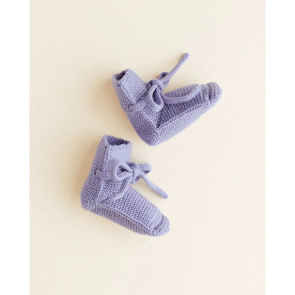 Paar lila Merino Babyschuhe Booties in Seitenansicht