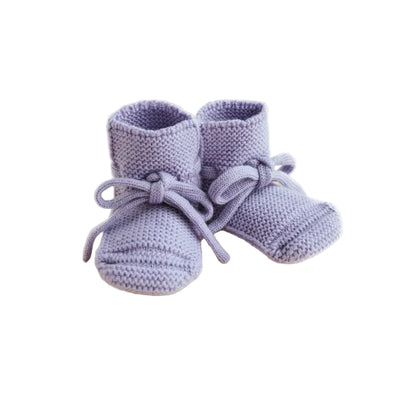 Lila gestrickte Babyschuhe Booties von Hvid mit Bändchen