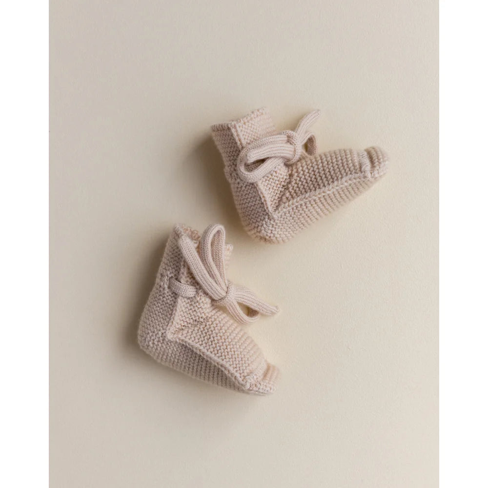 Paar gestrickte Babystiefel in hellem Beige, Produktname Booties Oat