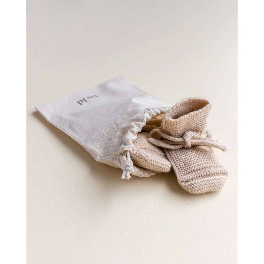 Beige Strick-Babystiefel mit einem Zugbeutel im Produkt Booties Oat