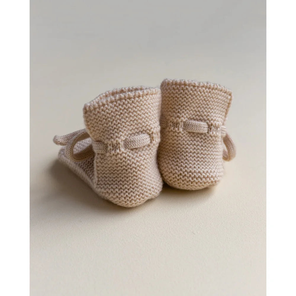 Beigen Strick-Babybooties mit kleinen Schleifen im Produkt Booties Oat