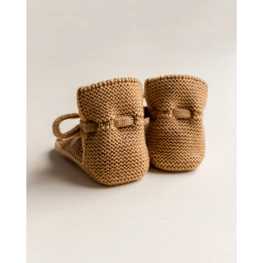 Beige gestrickte Babybooties mit Bindeband aus der Produktlinie Booties | Ochre