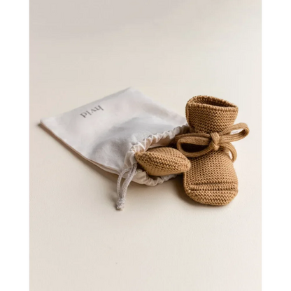 Helle braune gestrickte oder gehäkelte Babybooties in der Produktreihe Booties | Ochre