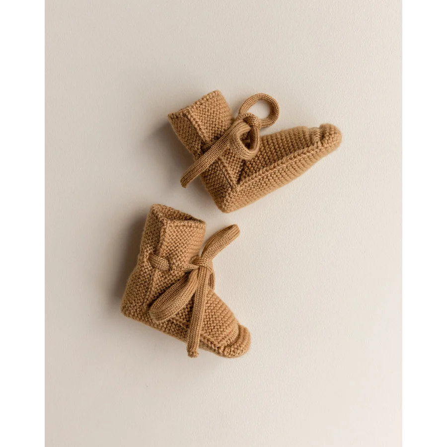 Helle braune Strick- oder Häkelbabybooties von Ochre