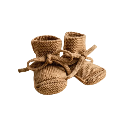 Braune gestrickte Babybooties mit Bindebändern, Modell Ochre