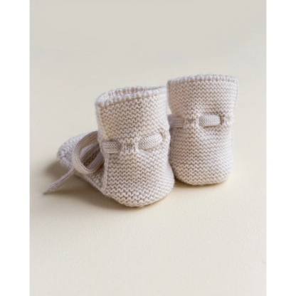 Paar von gestrickten Babybooties in Off-White mit kleinen Schleifen