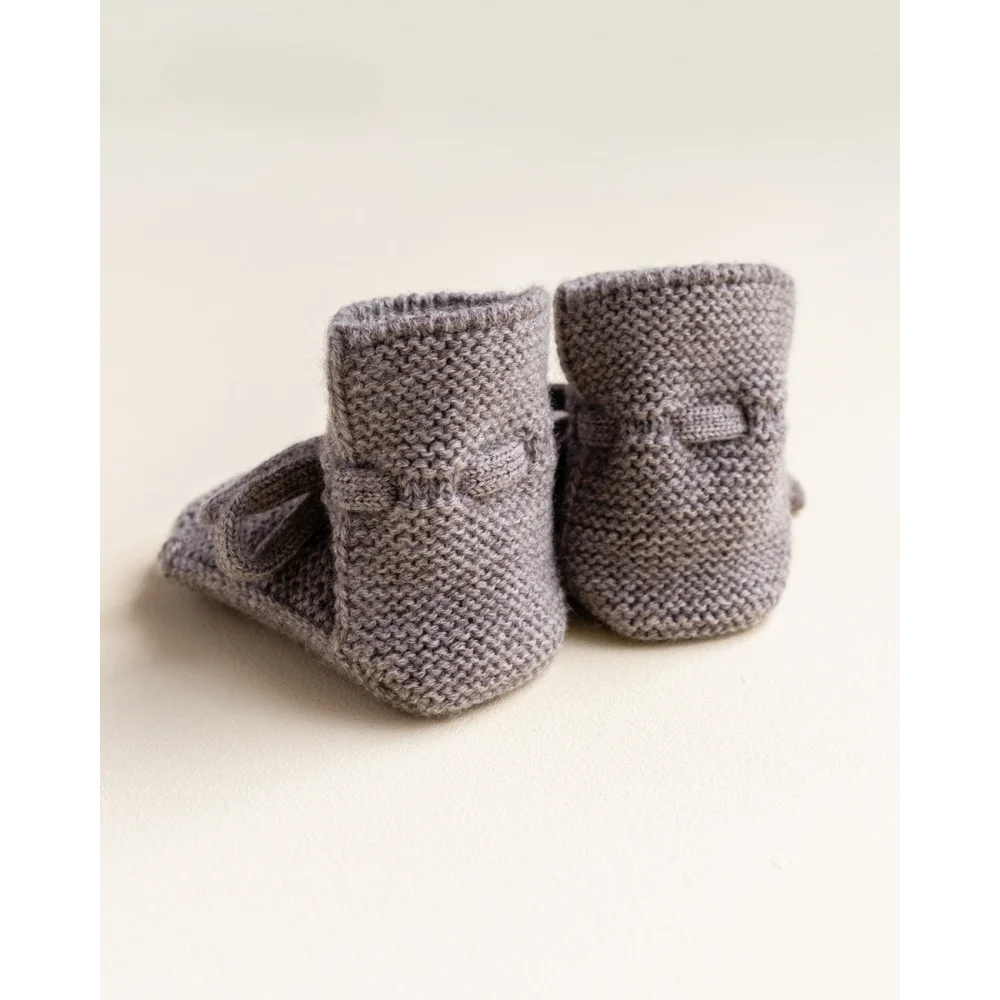 Graue, gestrickte Babybooties mit Knopfverschluss von Otter für optimalen Komfort