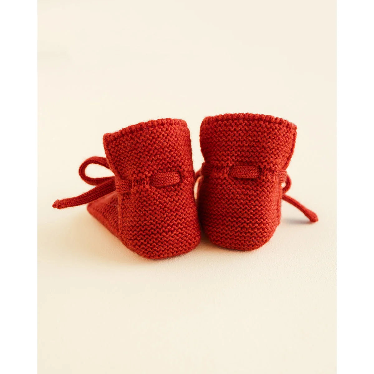 Paar rote Merino Babyschuhe Booties in Seitenansicht