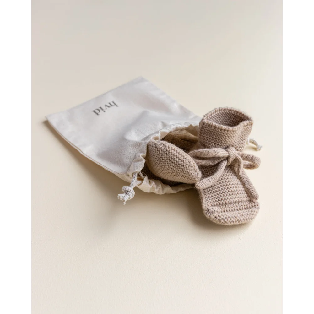 Beige Babybooties mit Bindebändern aus Strick im Produkt Booties Sand