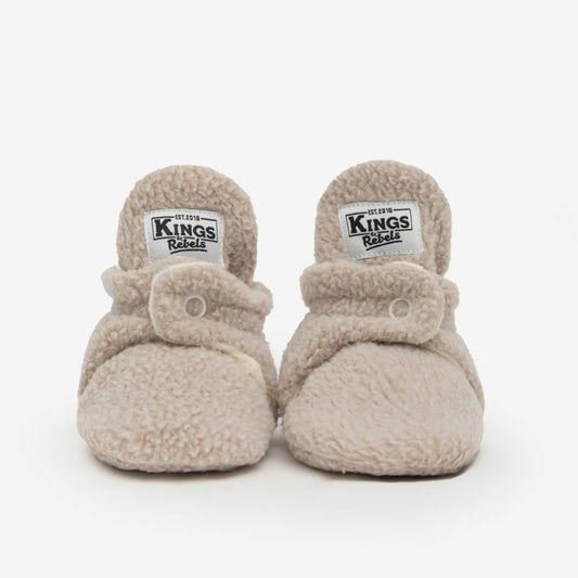 Beige flauschige Babybooties Kings Logo Knöpfverschluss 12-24 Monate
