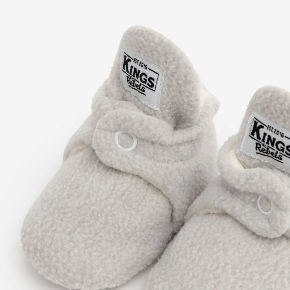 Helle, flauschige graue Babybooties mit Kings Rebelz Logo und Riemen, 12-24 Monate