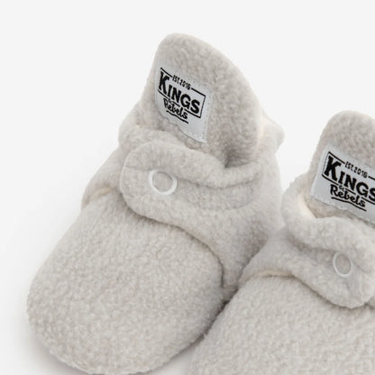 Helle, flauschige graue Babybooties mit Kings Rebelz Logo und Riemen, 12-24 Monate