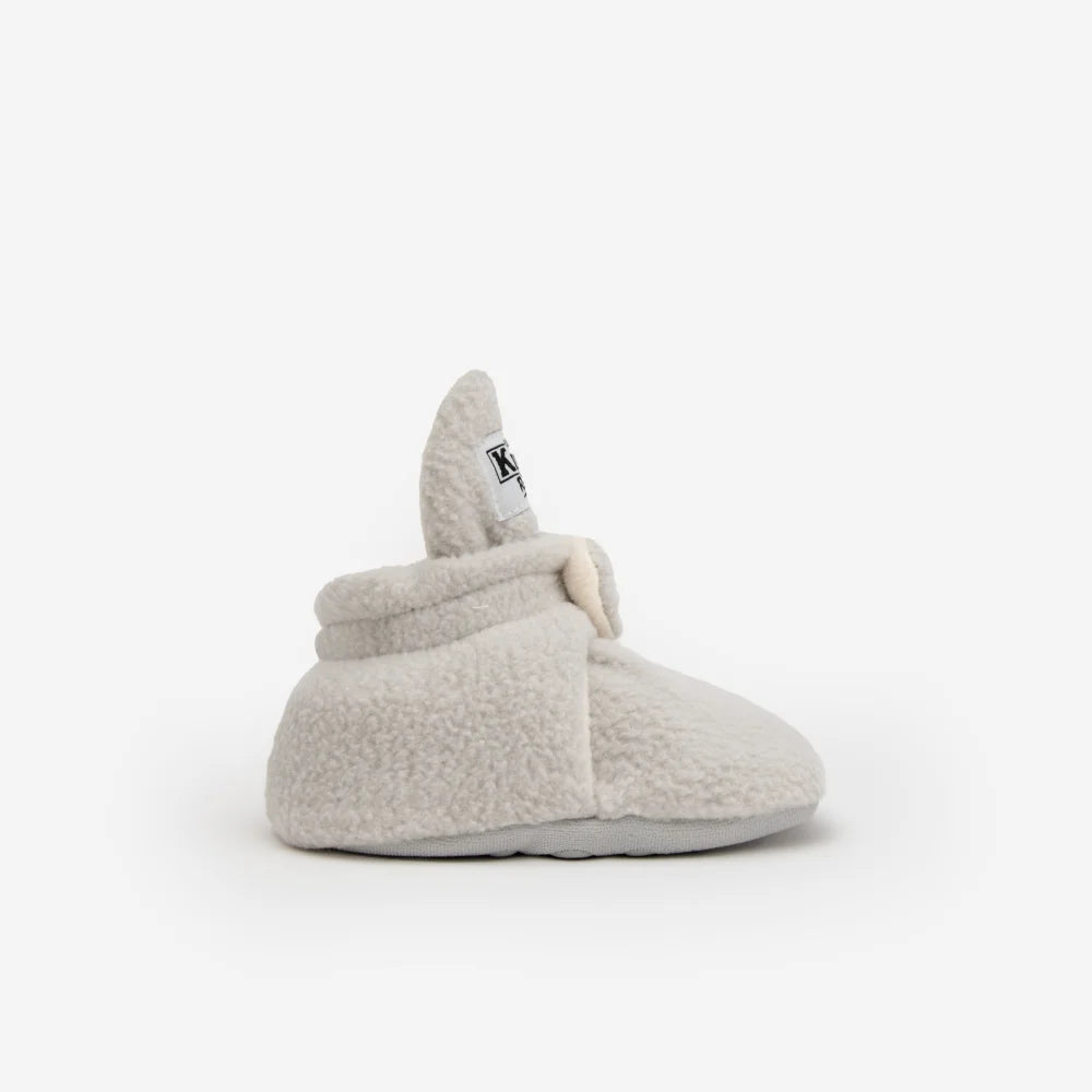 Graue Teddy Booties für Babys 12-24 Monate mit Cremefell und Logo