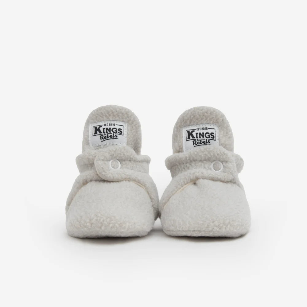 Graue flauschige Babyschuhe Booties Teddy 0-12 Monate mit Kings-Logo und Knopf