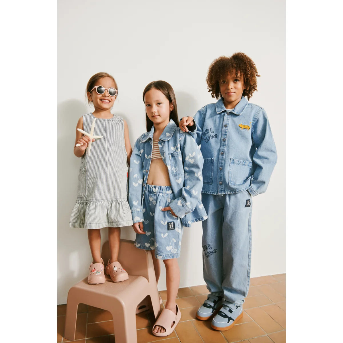 Helles blaues Denim-Jacke mit weißen Herzen und gelbem Borris Jeanshose Patch