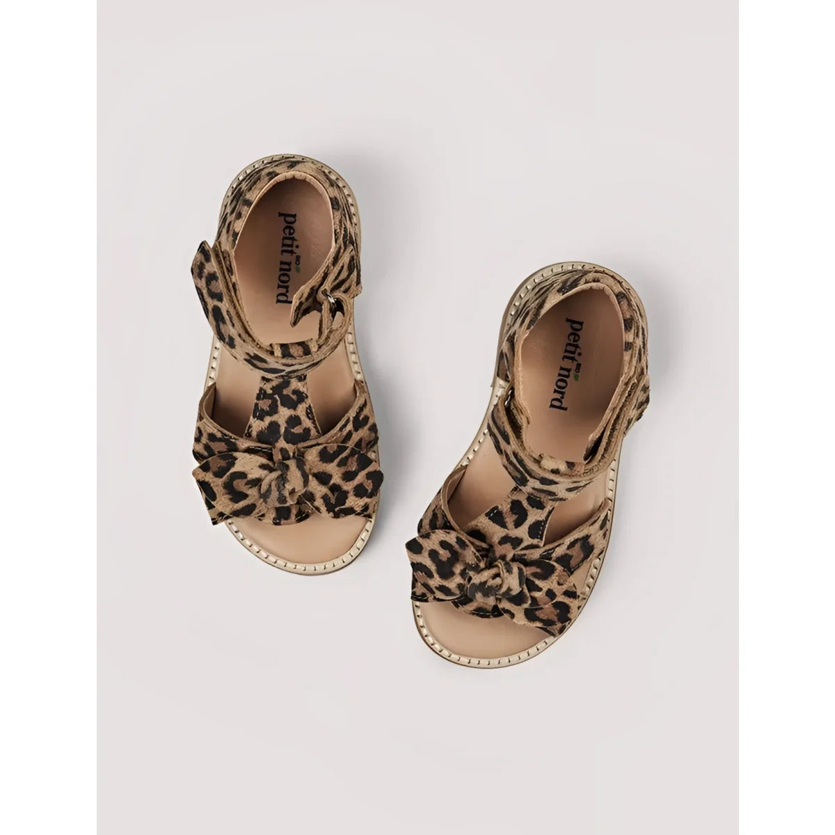 Leopard-print kindersandalen mit schleifendetail und geflochtenen riemenkanten in bow sandal leopard