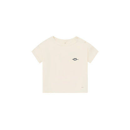 Cremefarbenes kurzärmeliges baby-t-shirt mit dezenter bestickter knotenapplikation auf der brust