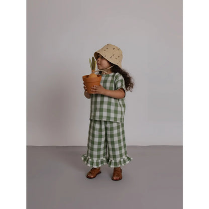 Kleines Kind in Dill Gingham Boxy T-Shirt, grün-weiß Karo, Rüschen, Hut, Sandalen