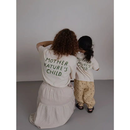 Boxy T-Shirt Mother Nature’s Child: cremefarbenes Baumwollshirt, Rückseite mit dunkelgrünem Aufdruck