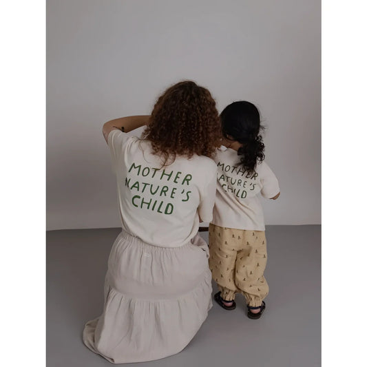 Boxy T-Shirt Mother Nature’s Child: cremefarbenes Baumwollshirt, Rückseite mit dunkelgrünem Aufdruck