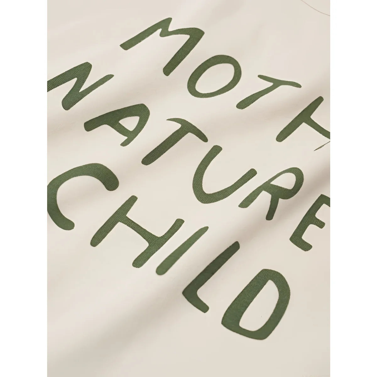 Boxy T-Shirt Mother Natures Child: Off-white Baumwollshirt mit olivgrünem Aufdruck