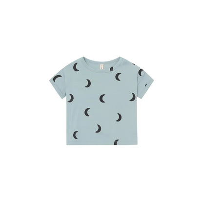 Hellblaues Boxy T-Shirt River Midnight mit schwarzem Halbmondmuster
