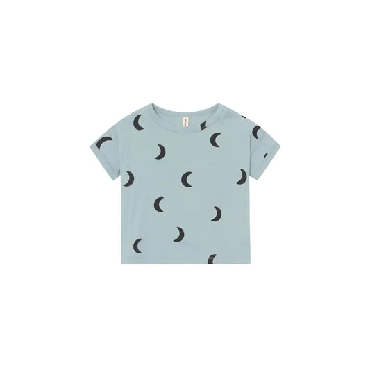 Hellblaues Boxy T-Shirt River Midnight mit schwarzem Halbmondmuster