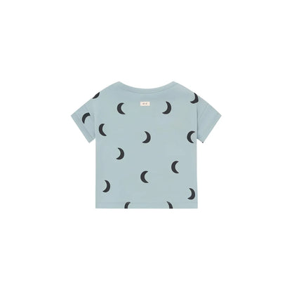 Hellblaues Boxy T-Shirt River Midnight mit schwarzen Monden vorne