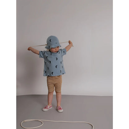 Kleinkind in Boxy T-Shirt River Midnight mit Mondmuster-Hut und Shorts