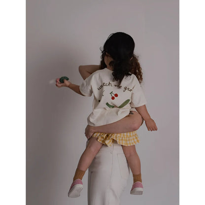 Boxy T-Shirt Watch Me Grow: Kind mit Sahne-Shirt, Watch Me Go, Kirschen, Gurke