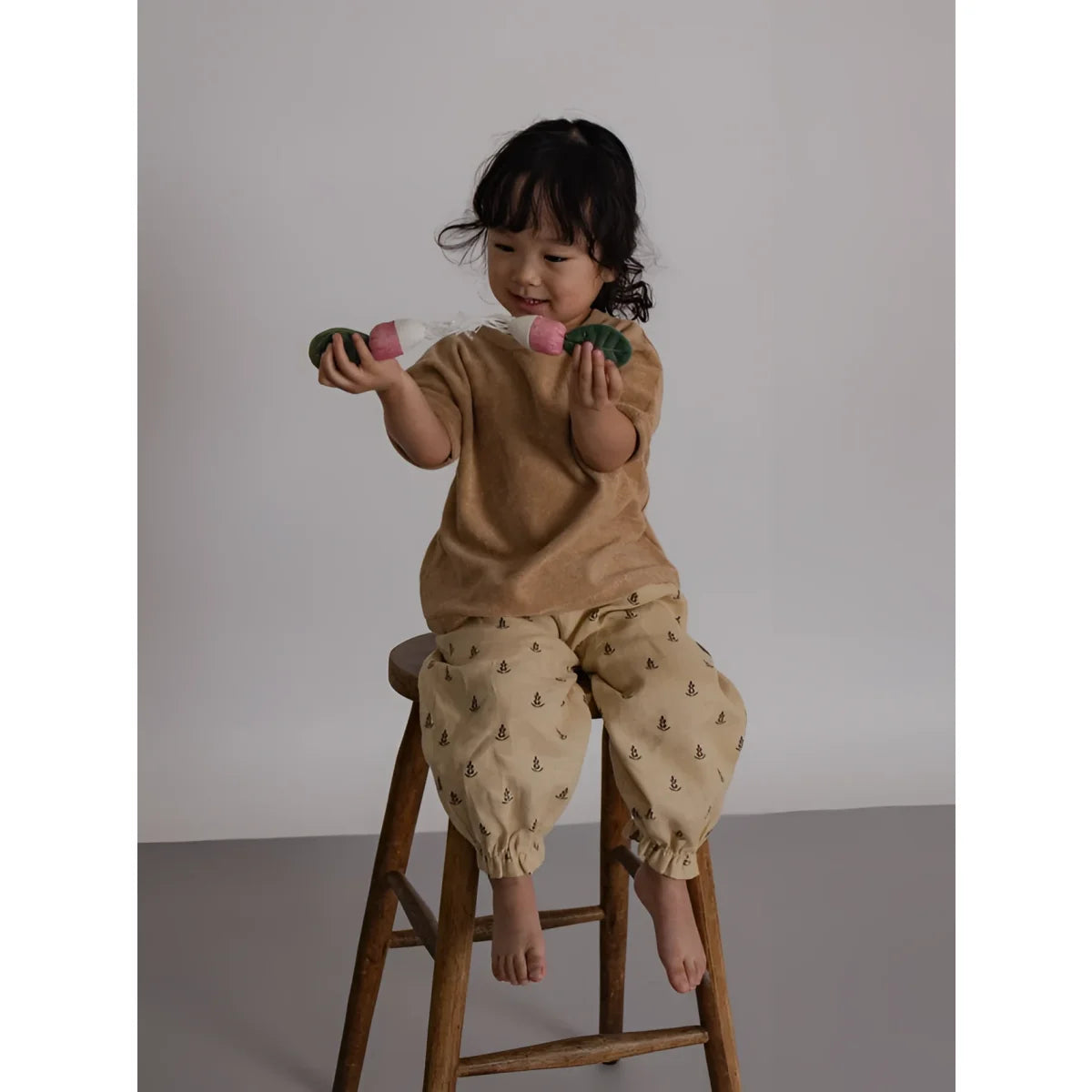 Boxy T-Shirt Wheat Terry: Kind in beigem Top und grüner Baumhose