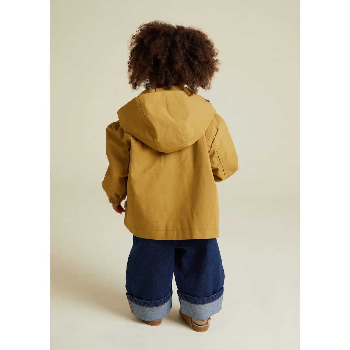 Brooke Regenjacke Honey: Senfgelber Kapuzen-Regenmantel aus weichem, wasserabweisendem Stoff mit lockerem Sitz