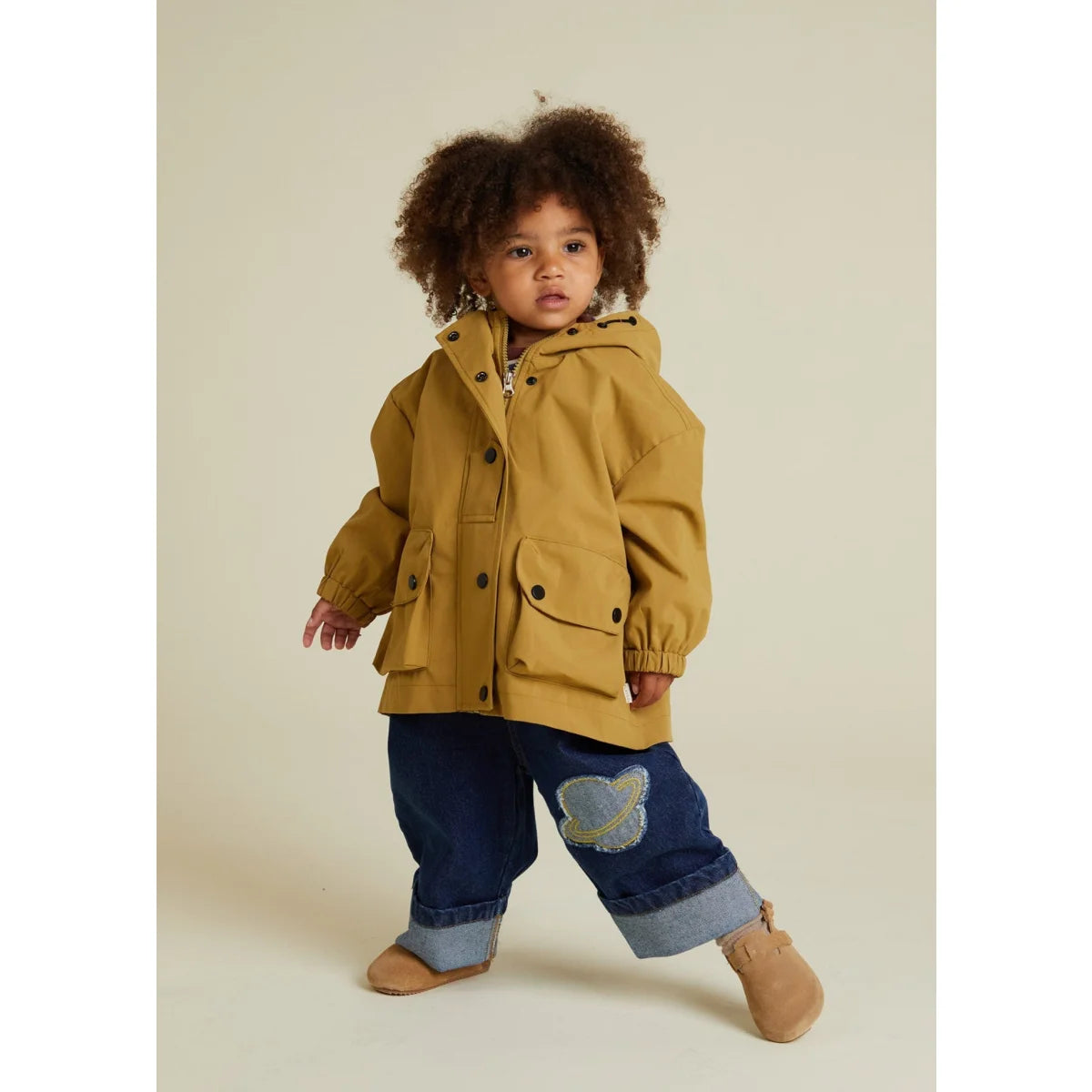 Brooke Regenjacke Honey: Senfgelber Kapuzen-Regenmantel mit Knöpfen und Taschen