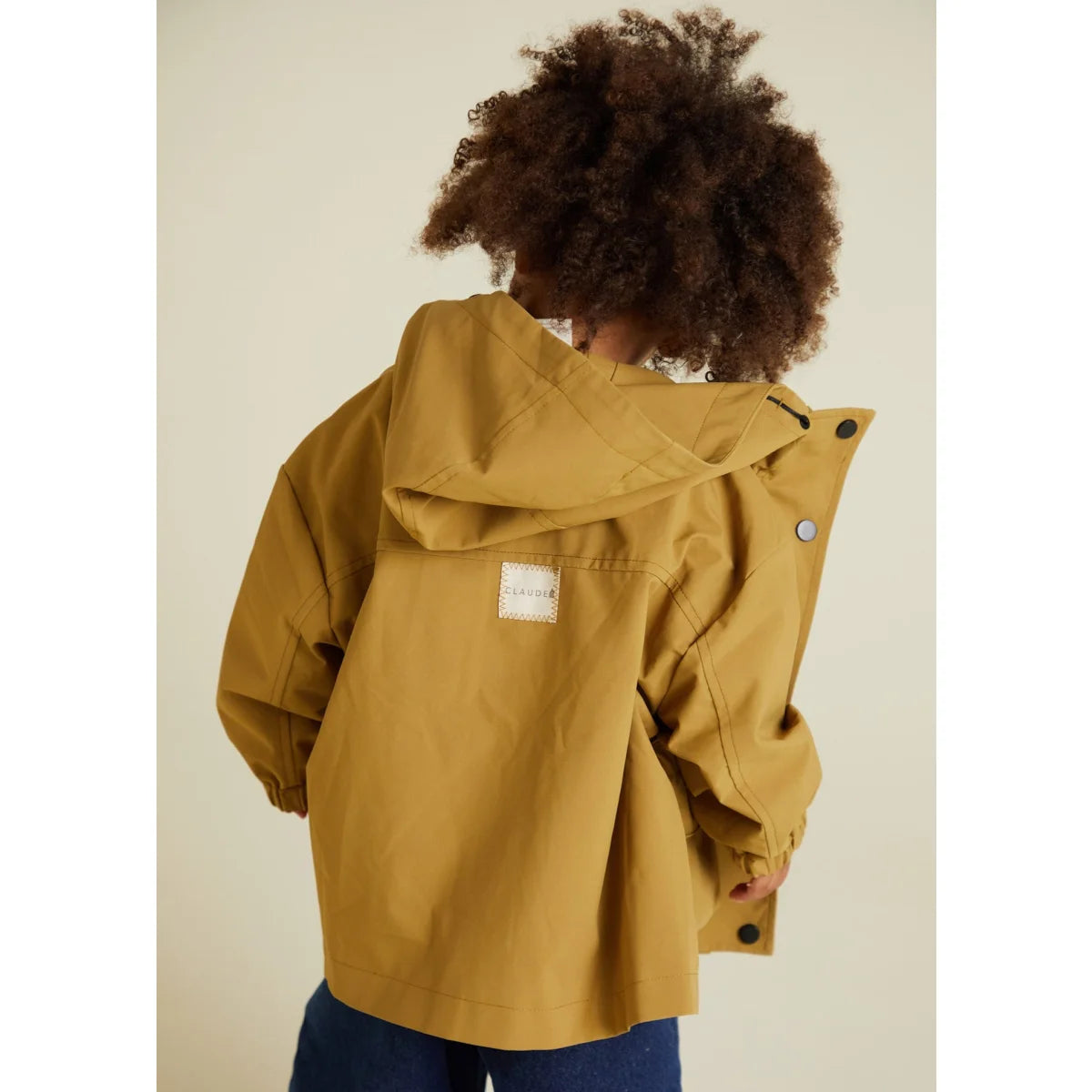 Senfgelbe Kapuzenjacke Brooke Rain Jacket Honey mit weißem Etikett und schwarzen Knöpfen