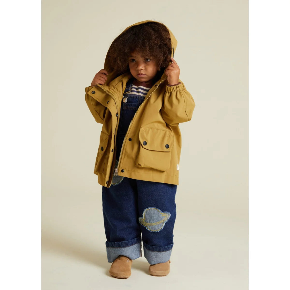 Senfgelber Brooke Rain Jacket Honey mit Kapuze, Knöpfen und Taschen