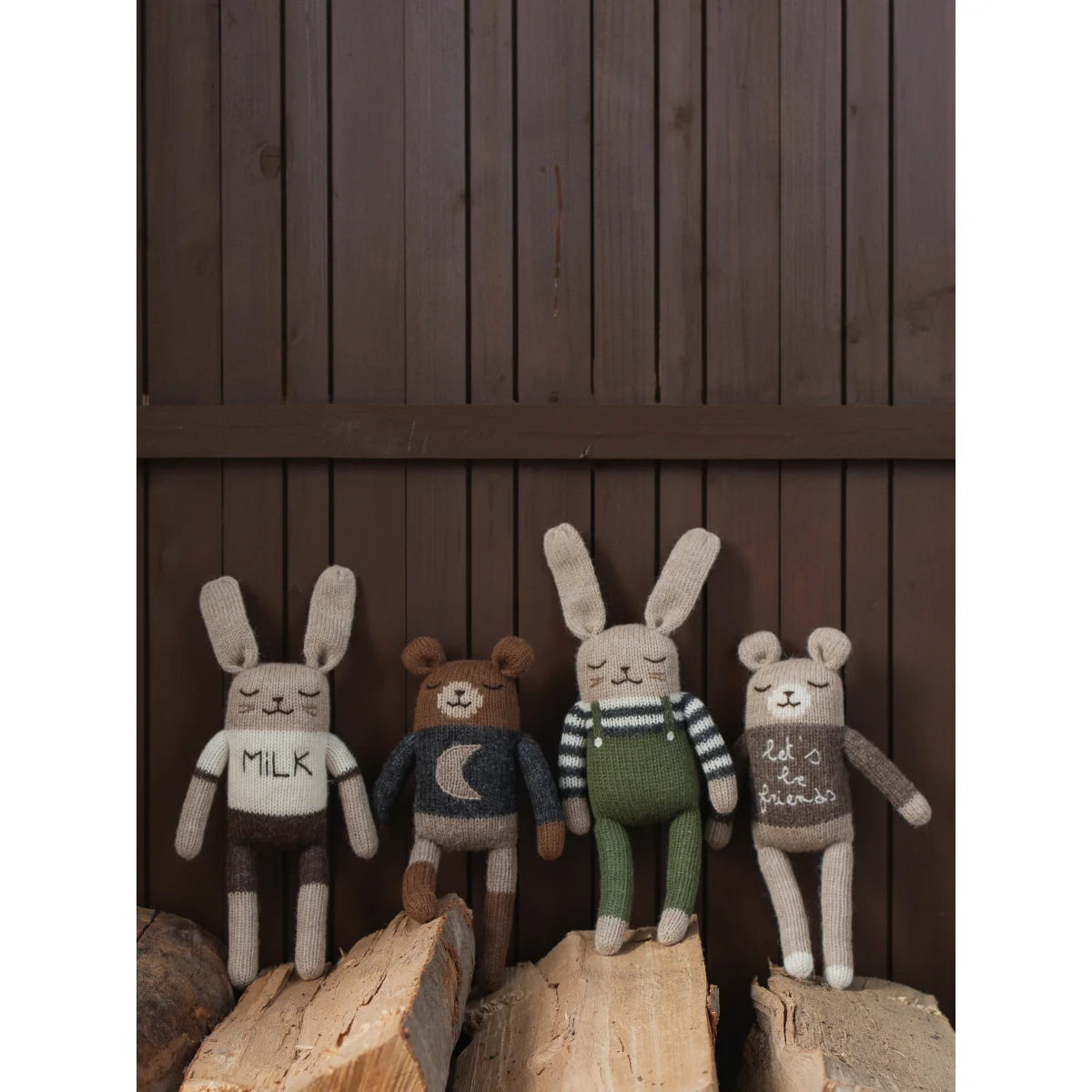 Gestricktes Plüschhase mit geschlossenen Augen und Milk-Shirt. Bunny Soft Toy Milk