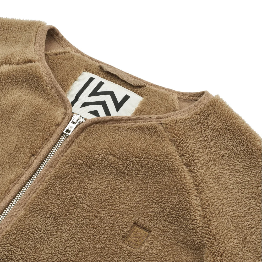 Oatfarbenes Calina Adult Pile Jacke mit schwarz Chevron Muster auf dem Label