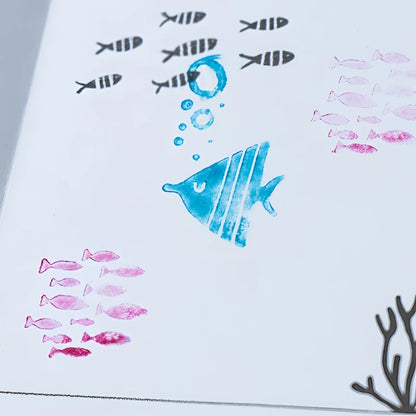 Beruhigende Stempel - Meer: Blaue Fischstempel mit Streifen und lachendem Gesicht