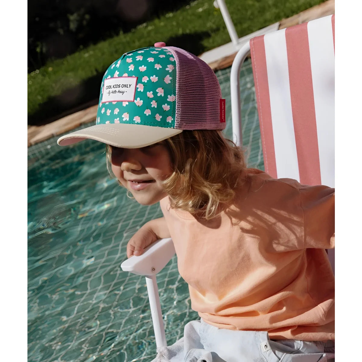 Teal und rosa trucker cap mit weißem floralmuster, beiger krempe, mesh-rückenpanel und cooler kids only label
