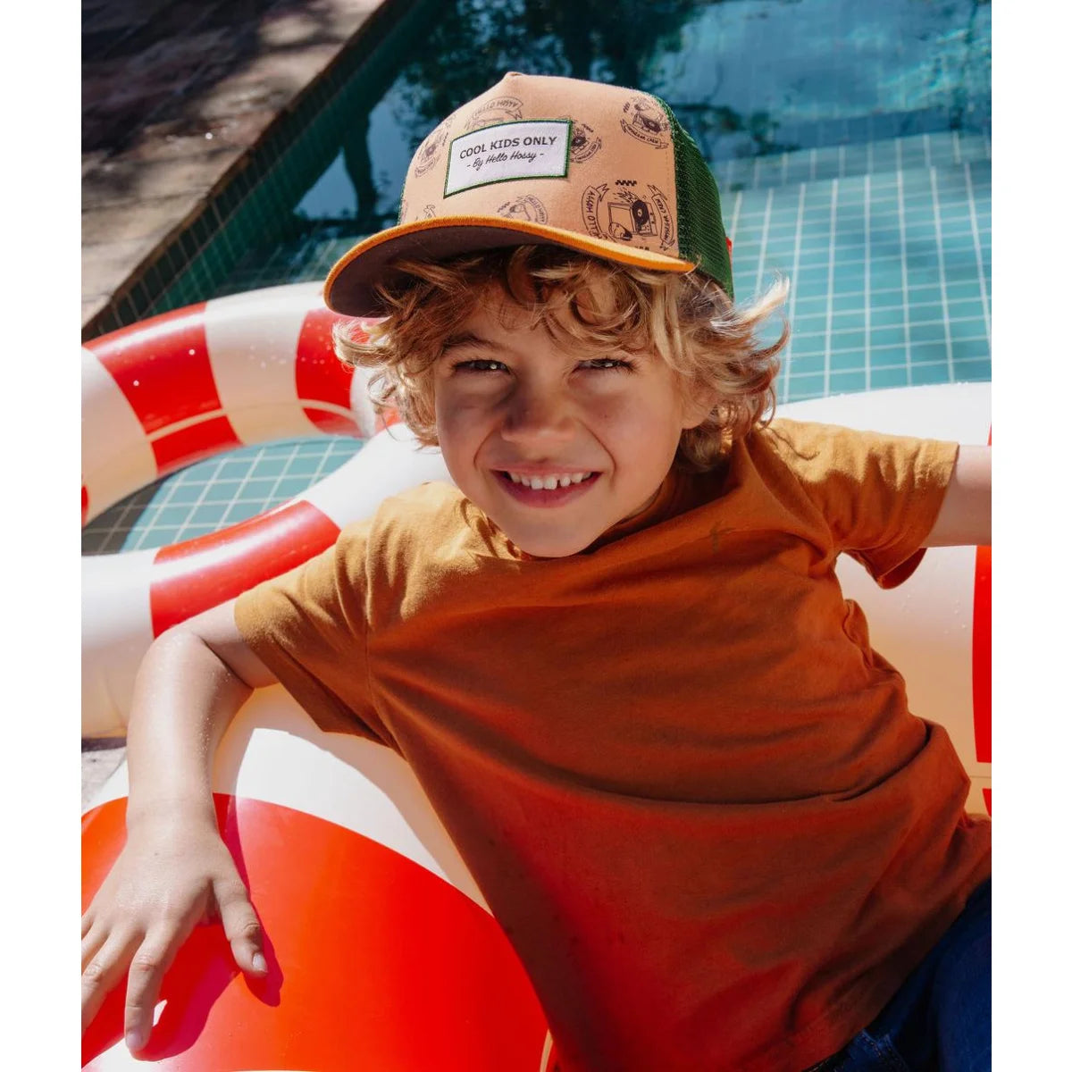 Beige und grüne trucker cap von inkee mit weißem patch cool kids only und vintage-muster von milla may