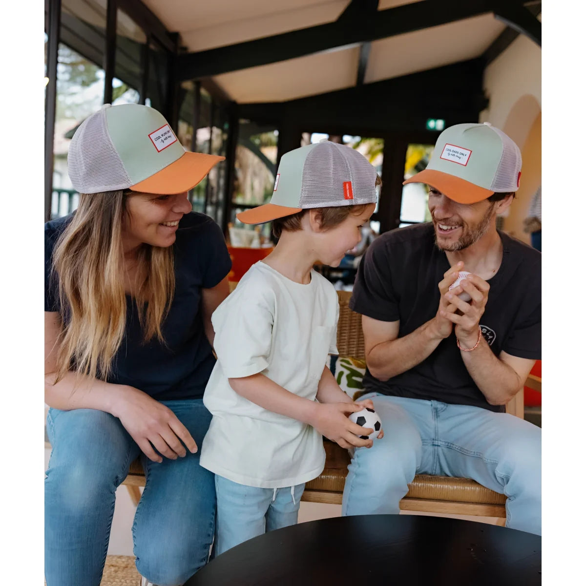 Orange und grau trucker cap mit weißem rechteckigem patch vorne im design cap mini anis