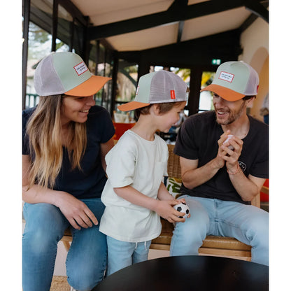 Orange und grau trucker cap mit weißem rechteckigem patch vorne im design cap mini anis