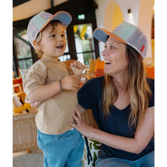 Lightblaues und orangefarbenes trucker cap anis mit mesh-rückseite und kleinem rotem logoaufnäher