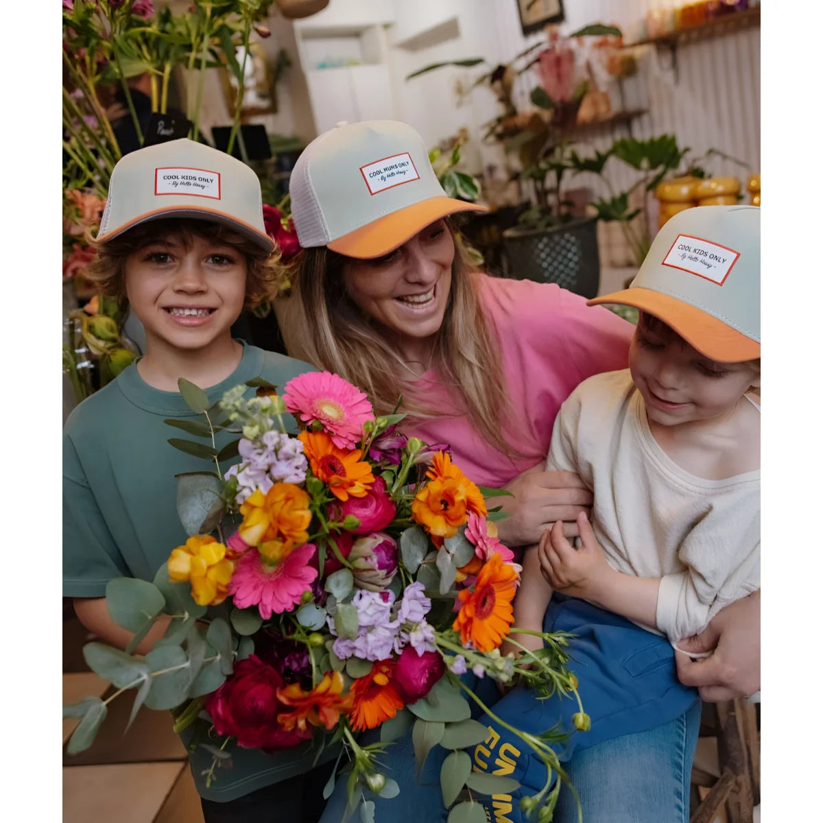 Grüner und oranger trucker cap mit weißem mesh-teil und rotem cool kids only patch cap mini anis