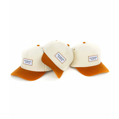 Beige cap mini mit cremefarbener baseballmütze und orangefarbener krempe mit rechteckigem cool dads only patch von dale hong