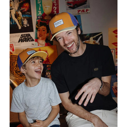 Gelb-blauer truckerhut cap mini canyon mit weißem label corn dates only aus atmungsaktivem material